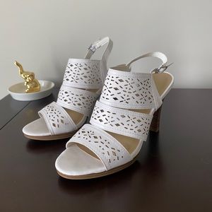 NWOT Me Too white and Tan 3inch heels